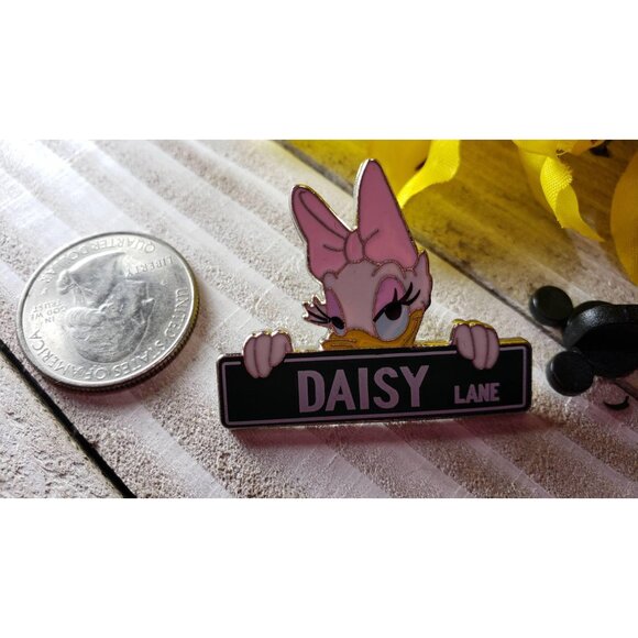 Disney Daisy Duck Lane Street Trading Pin Sign 2015 Mystery Box Badge - Picture 2 of 6